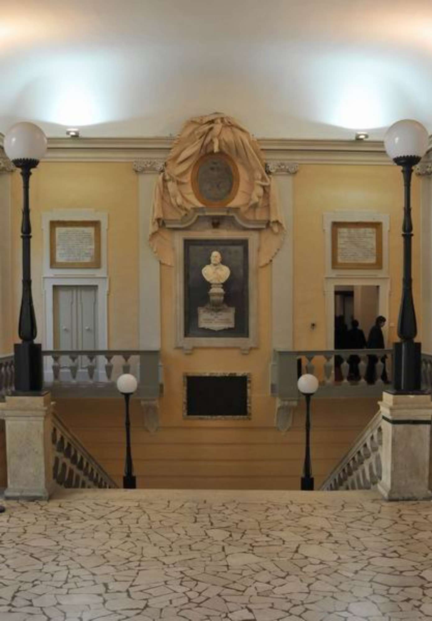 il busto nello scalone d'ingresso del municipio